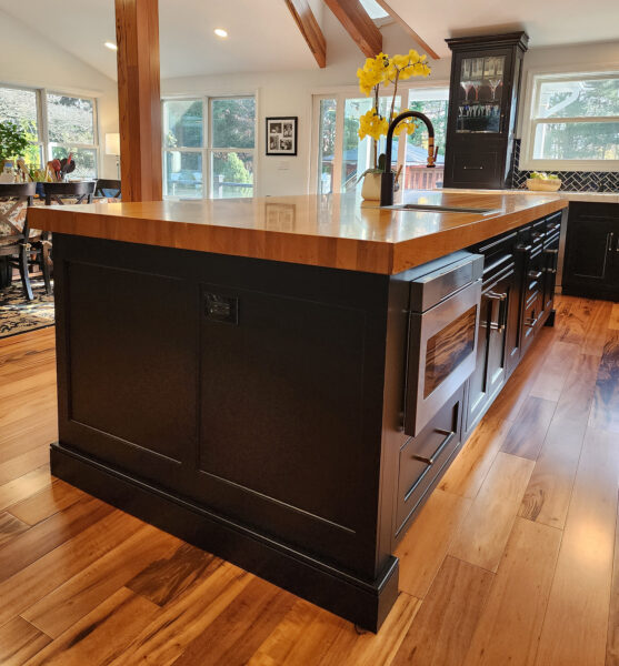 Medallion-Carriage-Black_Kitchen-island-2